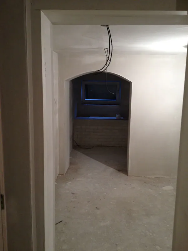 Stucwerk boogdoorgang door De Beide Handjes