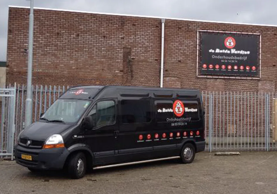 De bedrijfsbus van De Beide Handjes bij de werkplaats